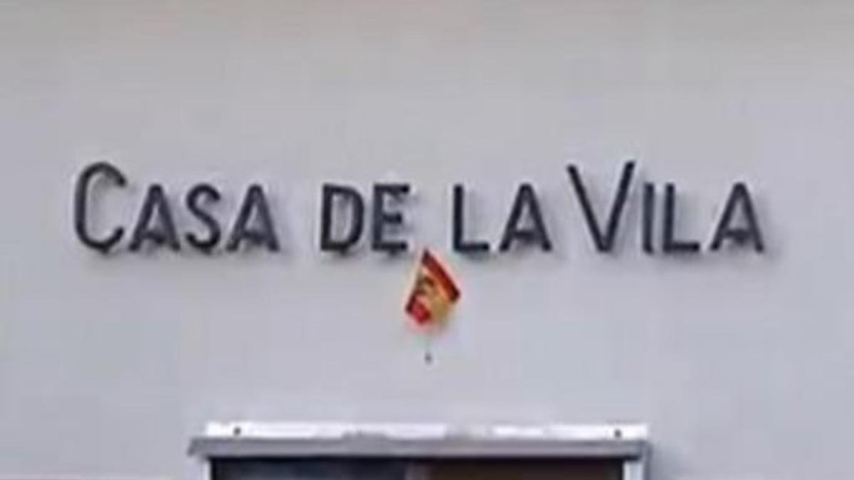 Fachada del Ayuntamiento de Gallifa, con la bandera española.