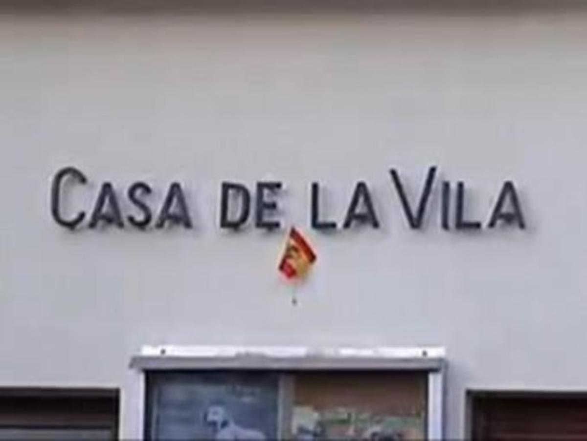 Façana de l’Ajuntament de Gallifa, amb la bandera espanyola.