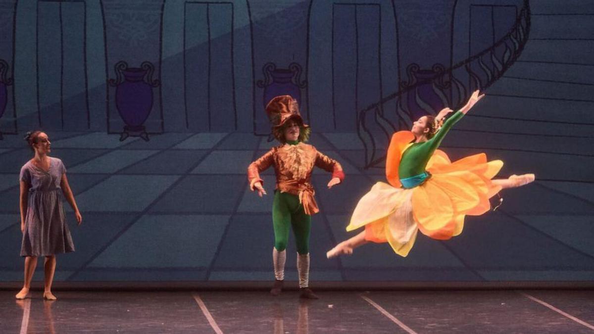El Sombrerero Loco, entre dos bailarinas, sobre el escenario. | Cedida