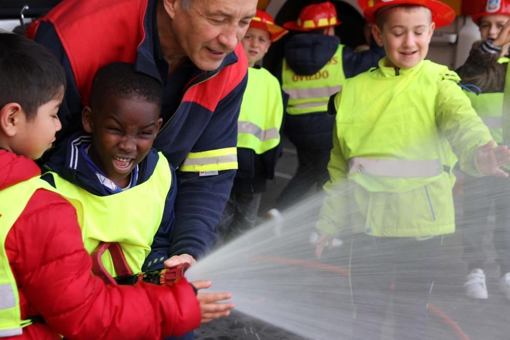 Visita escolar a los bomberos de Oviedo.