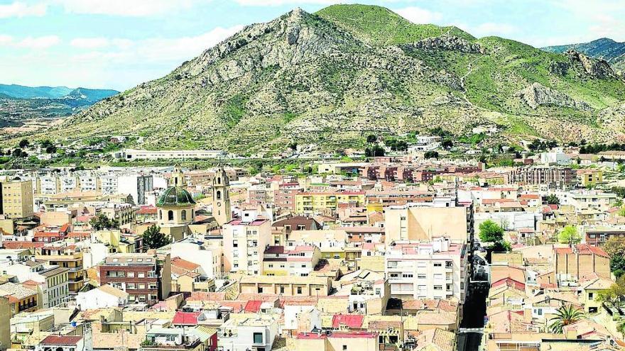 Imagen panorámica del casco urbano de Elda con el monte Bolón al fondo.