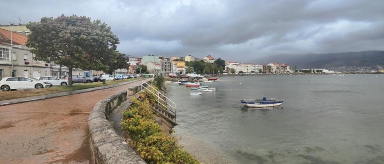 Lluvia y viento ayer en el centro de Moaña. / FdV