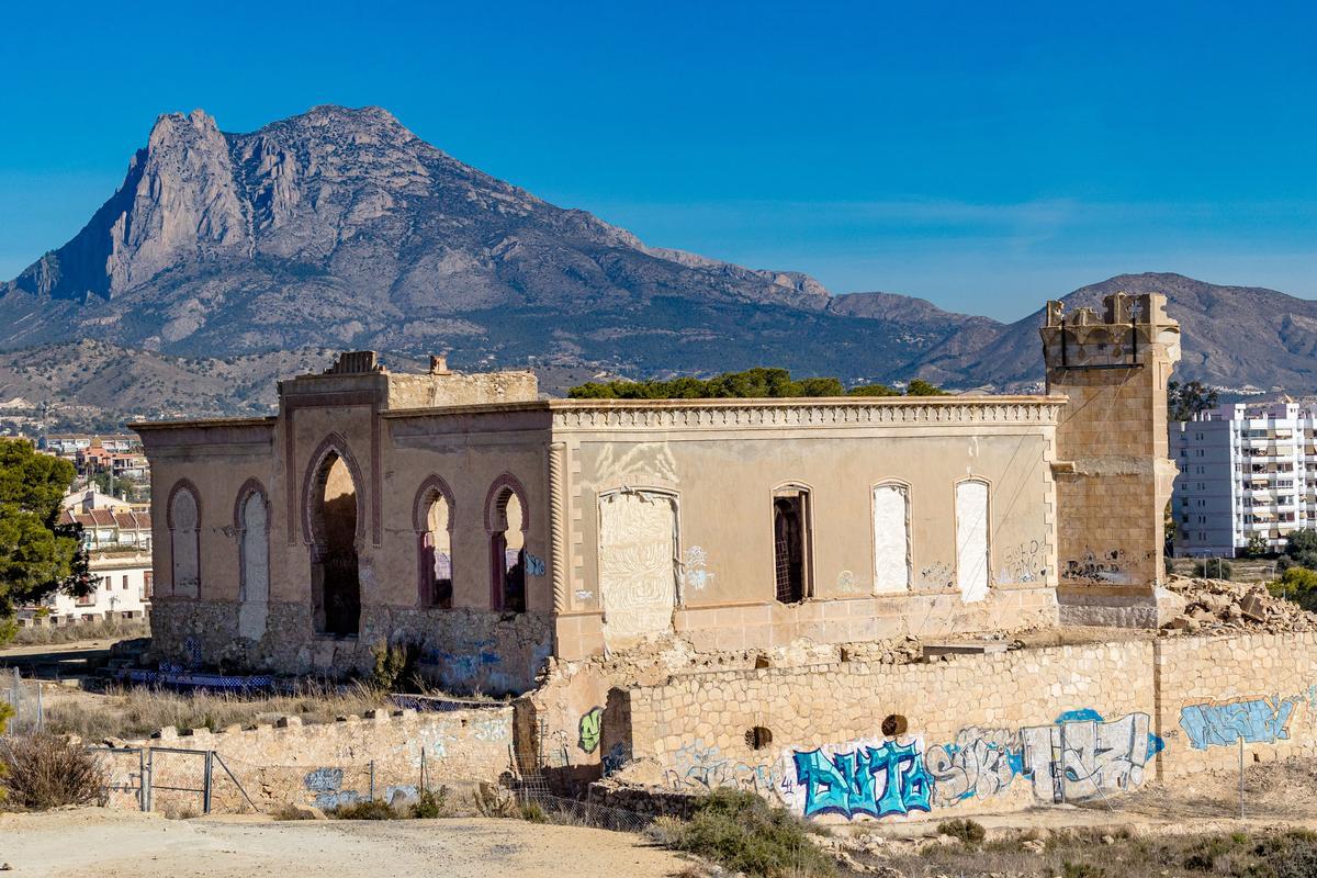 Vista del palacete, del que apenas queda en pie poco más que su estructura exterior.