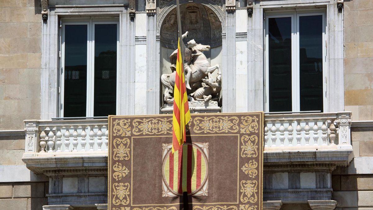 Banderas a medio palo y un crespón en el Palau de la Generalitat
