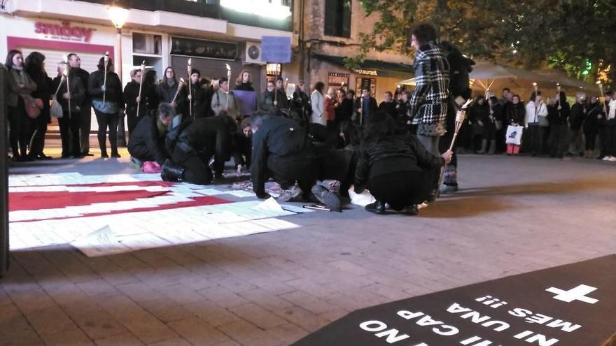 Decenas de antorchas en la plaza de Sa Bassa.