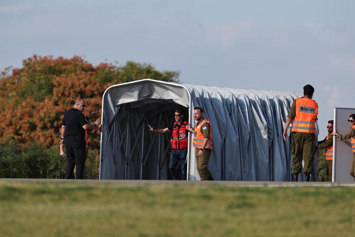 Cientos de personas aguardan en Tel Aviv el regreso de los rehenes liberados por Hamás