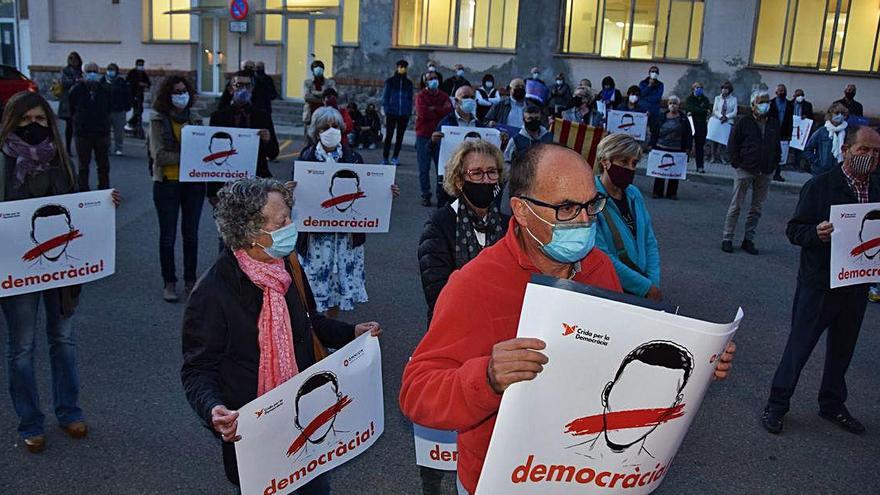 Assistents a la concentració davant dels jutjats de Berga, ahir