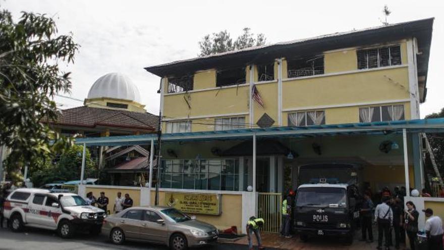 Al menos 23 estudiantes y 2 vigilantes muertos por un incendio en una escuela de Malasia