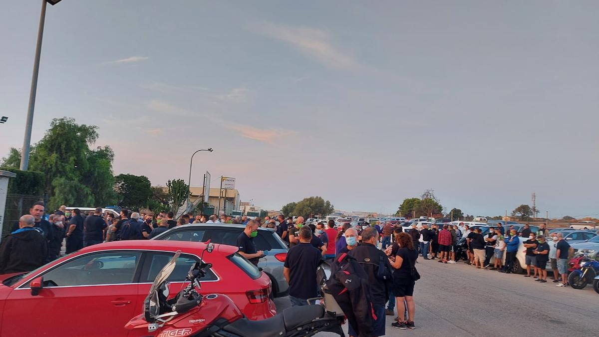 Los trabajadores apoyaron la continuidad de la huelga en la asamblea celebrada ayer por la mañana.