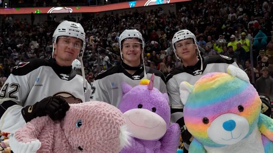 Lluvia de peluches solidaria en Pensilvania durante el tradicional Teddy Bear Toss