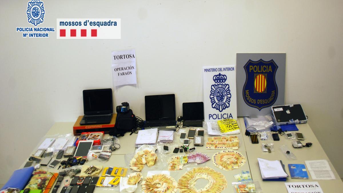 Material incautado por los Mossos y la Policía Nacional