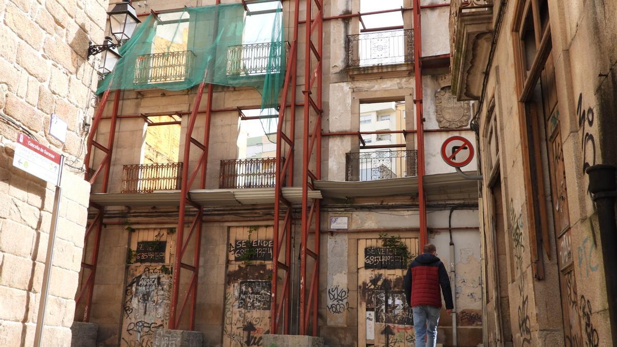 Un edificio al que solo le queda la fachada, apuntalada, en el casco histórico. // FERNANDO CASANOVA