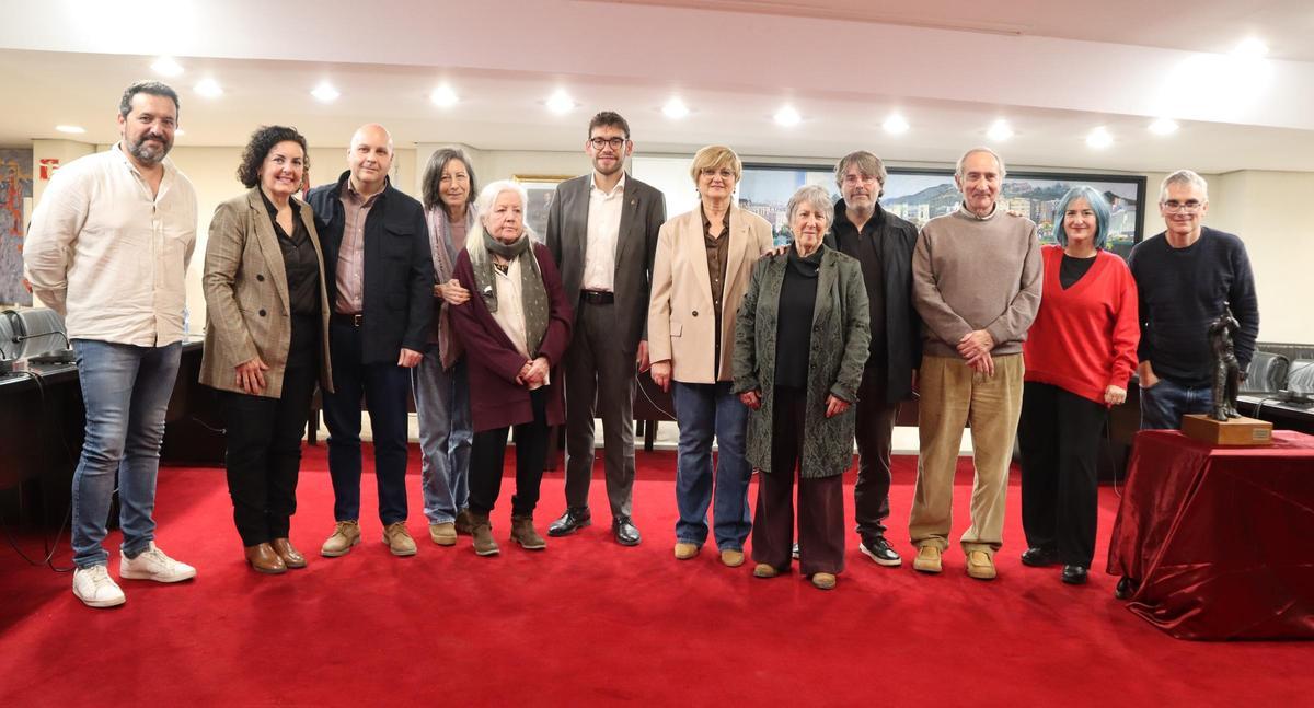 Alcaldes y concejales que asistieron al acto celebrado en el Salón de Plenos de Alzira, junto a los familiares.