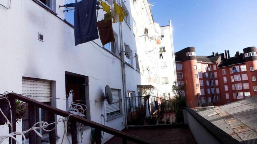 La terraza del piso de Pumarín por donde accedió la Policía para rescatar a las menores.