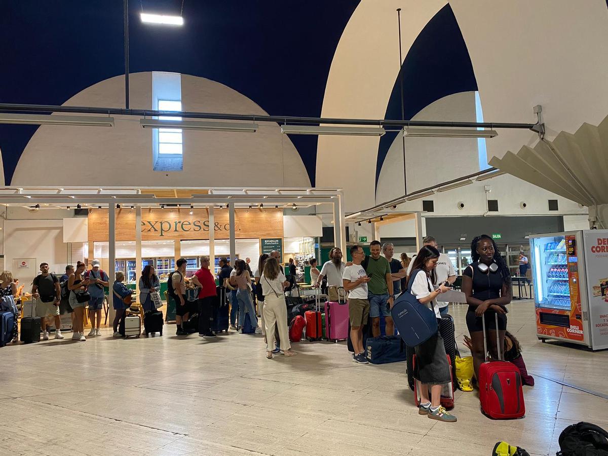 Colas en el Aeropuerto de Sevilla este viernes.