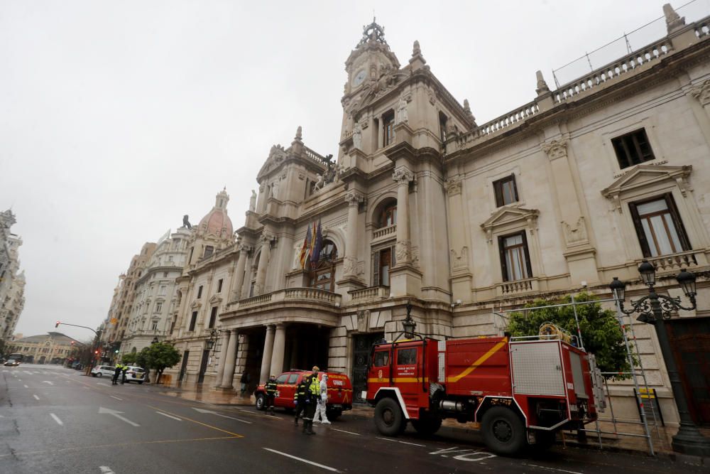 La UME desinfecta la plaza del Ayuntamiento de València por el coronavirus