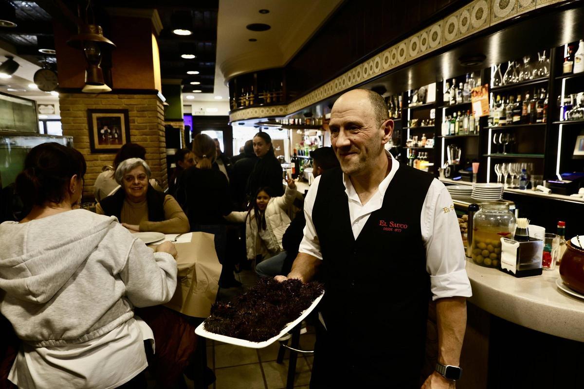 Gijón se relame con los oricios (gallegos) a espera de la campaña regional (en imágenes)