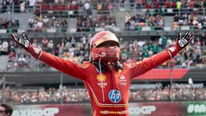 Carlos Sainz, eufrico tras conquistar su cuarto triunfo con Ferrari