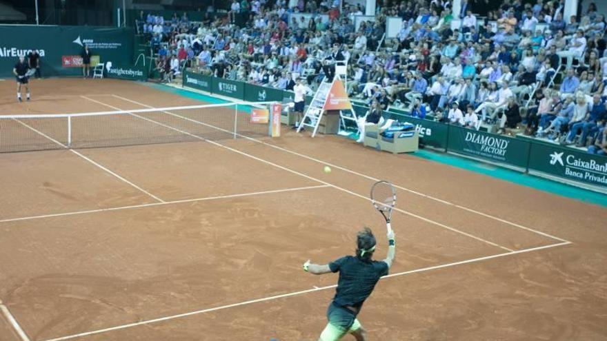 Moyá devuelve la pelota a Corretja ante el numeroso público asistente.