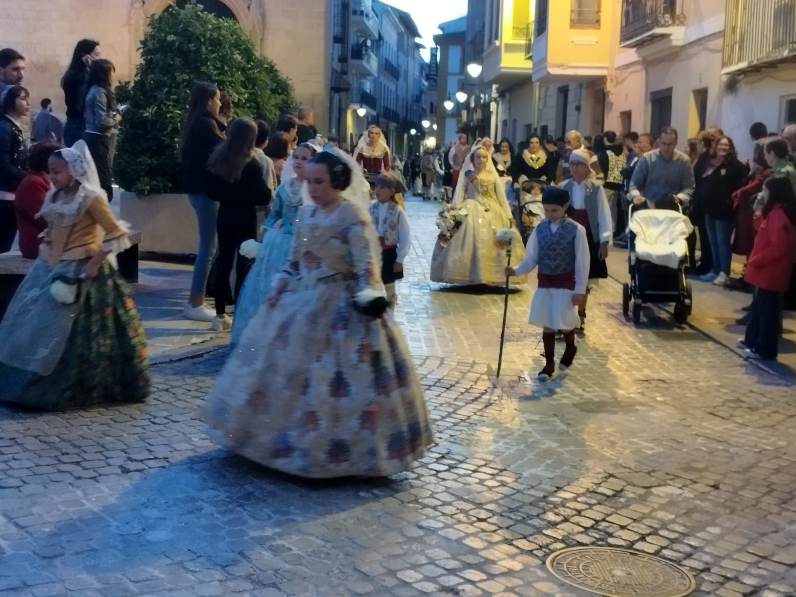 Más de 2.000 falleros y falleras participan en la Ofrenda de Xàtiva a la Mare de Déu de la Seu