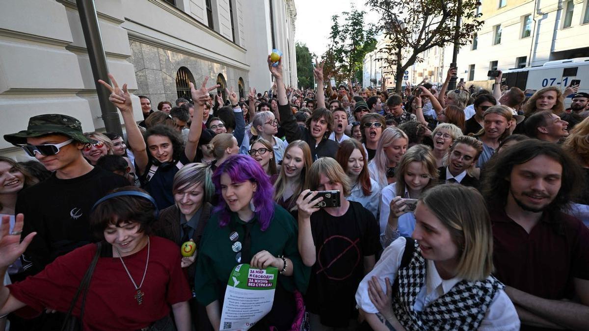 Simpatizantes del partido 'Yabloko' se concentran ante la sede del Tribunal Supremo de Rusia durante la vista judicial en la que se decidirá si sus candidatos son retirados de las legislativas en septiembre.