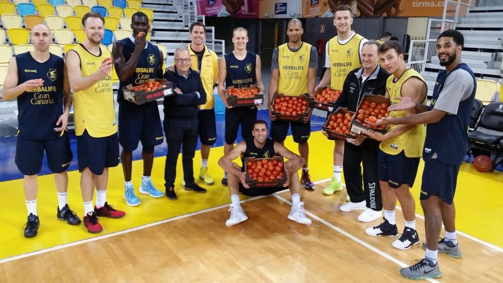 Jugadores del Granca con tomates de La Aldea