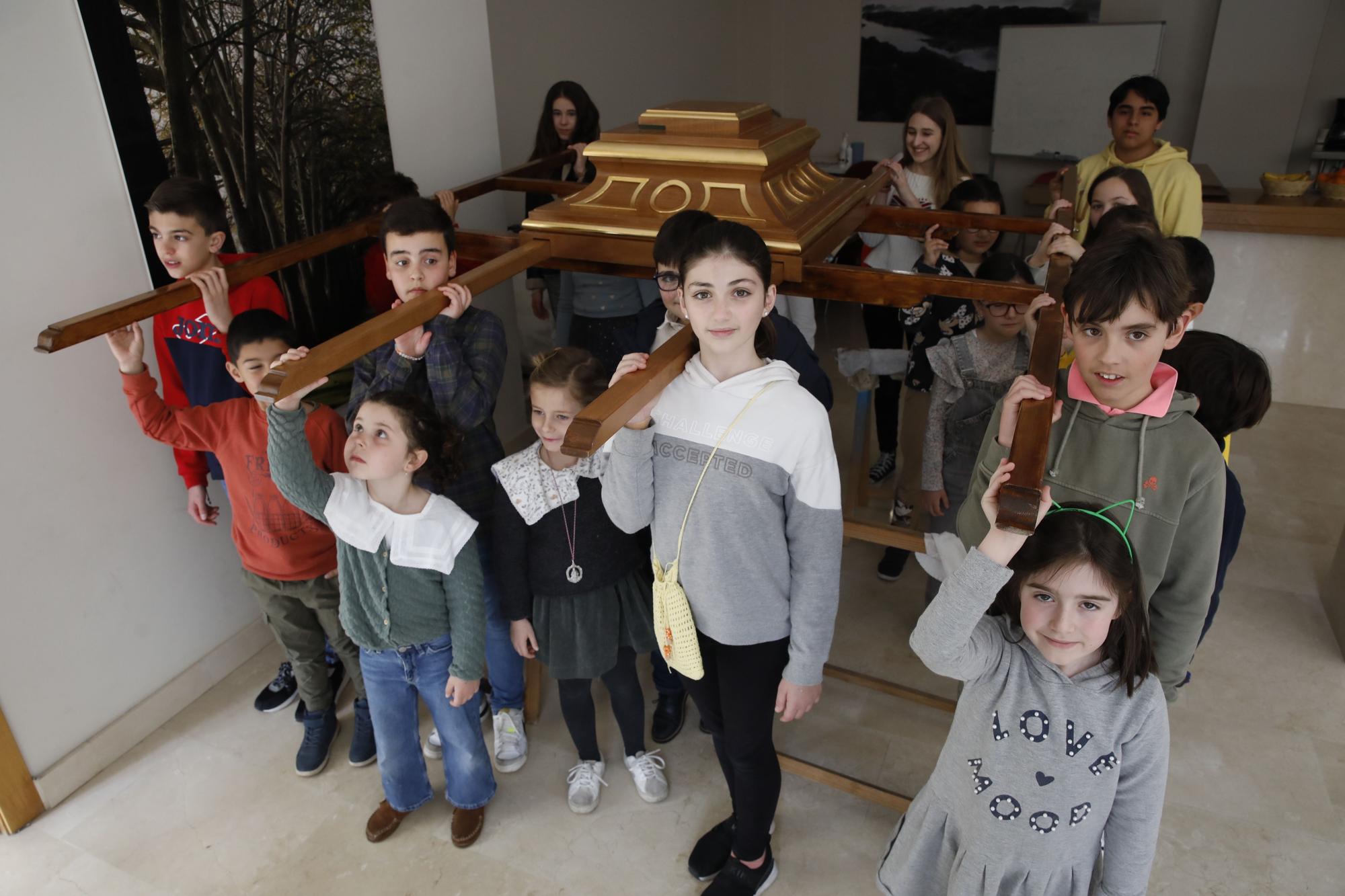 En imágenes: Ensayo de la Cofradía del Niño del Remedio para su procesión de Semana Santa