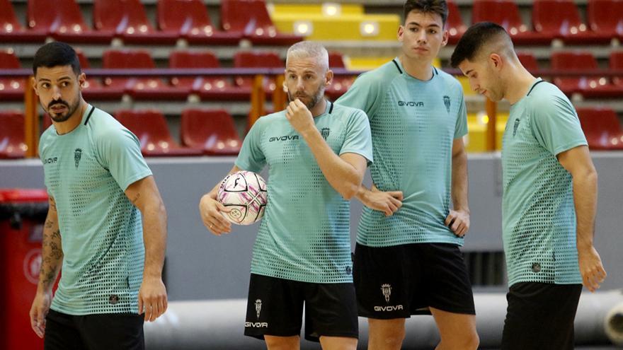 Miguelín, en el centro, junto a Jesús Rodríguez, Ismael y Ricardo, en un entrenamiento del Córdoba Futsal en Vista Alegre.