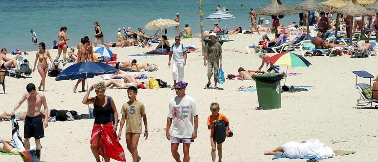 La playa grande de Santa Ponça (Calvià), uno de los atractivos turísticos de la localidad.