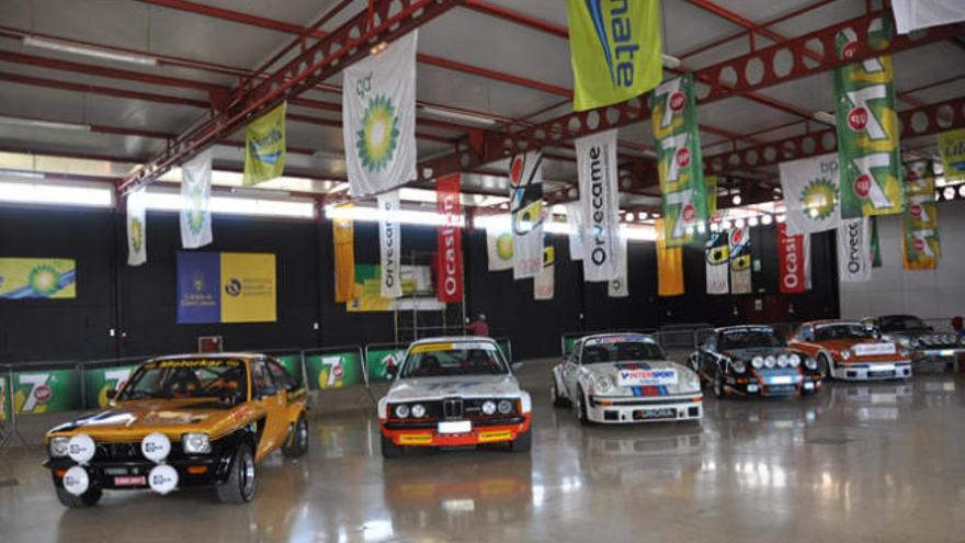 Los coches ya aguardan en el parque cerrado de Infecar. | juan gonzález