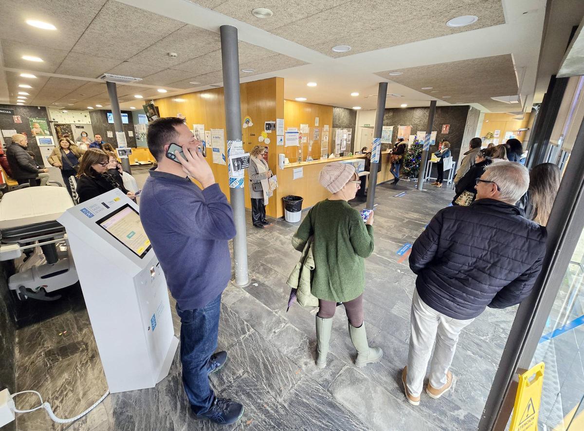 Foto de archivo de la cola de pacientes para solicitar cita en el centro de salud de Teis.