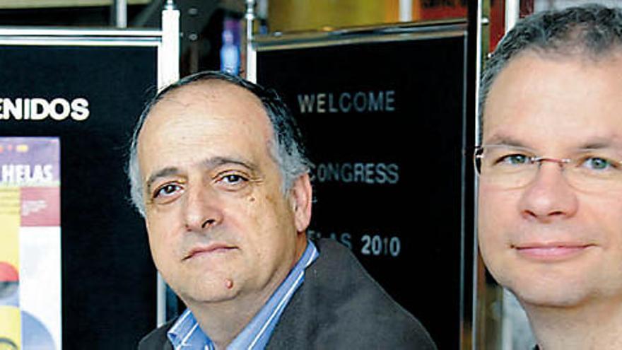 Teodoro Roca, del IAC, y Rafael García, observador solar de la Comisaría de Energía Atómica.  ADRIEL PERDOMO