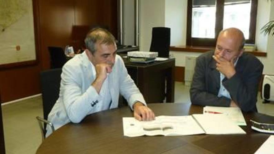 Per l&#039;esquerra, Joan Miguel i Jordi Fàbrega en lliurament del projecte