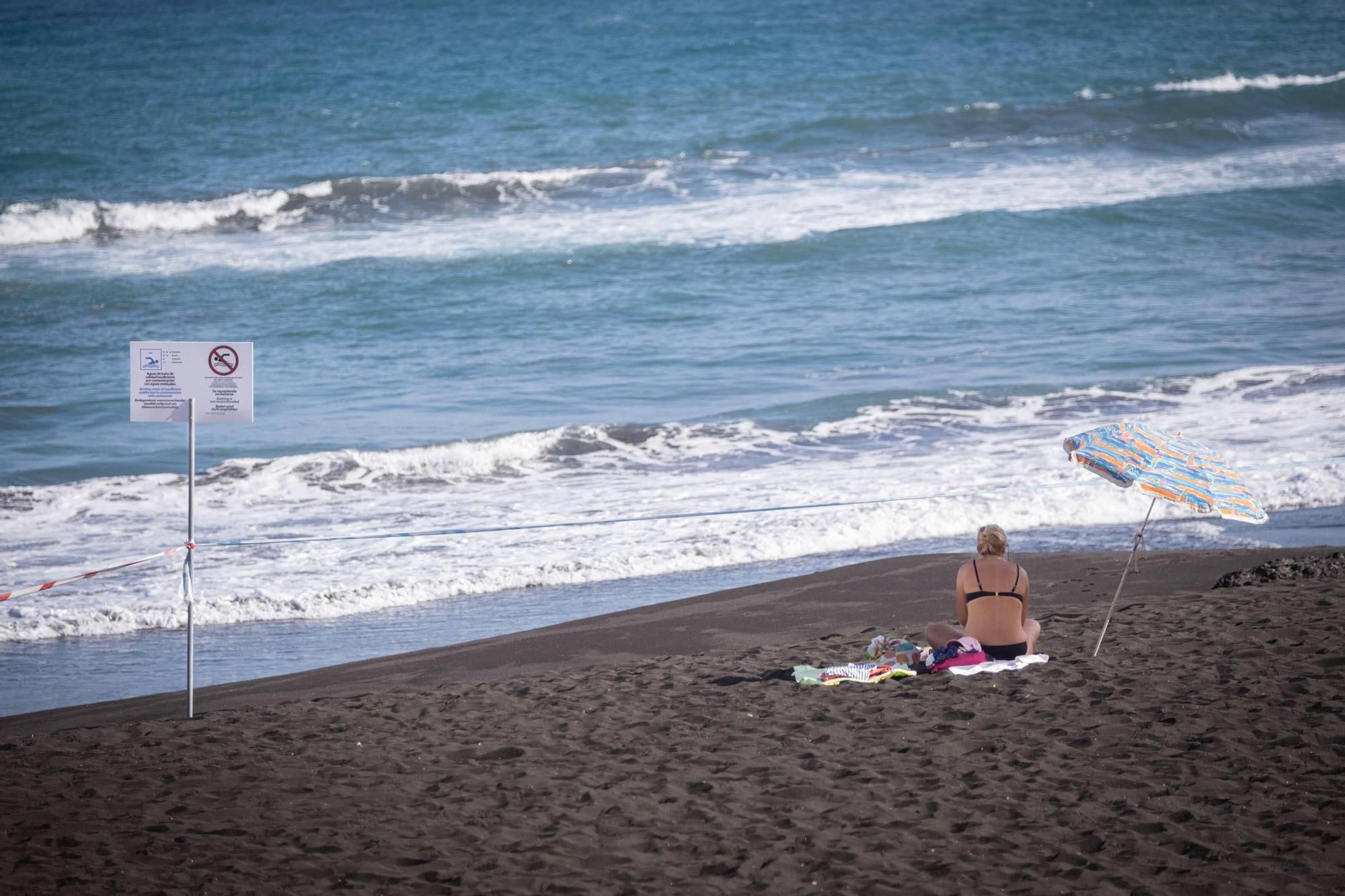Vecinos y empresarios de Punta Brava muestran las irregularidades que han provocado el cierre de Playa Jardín