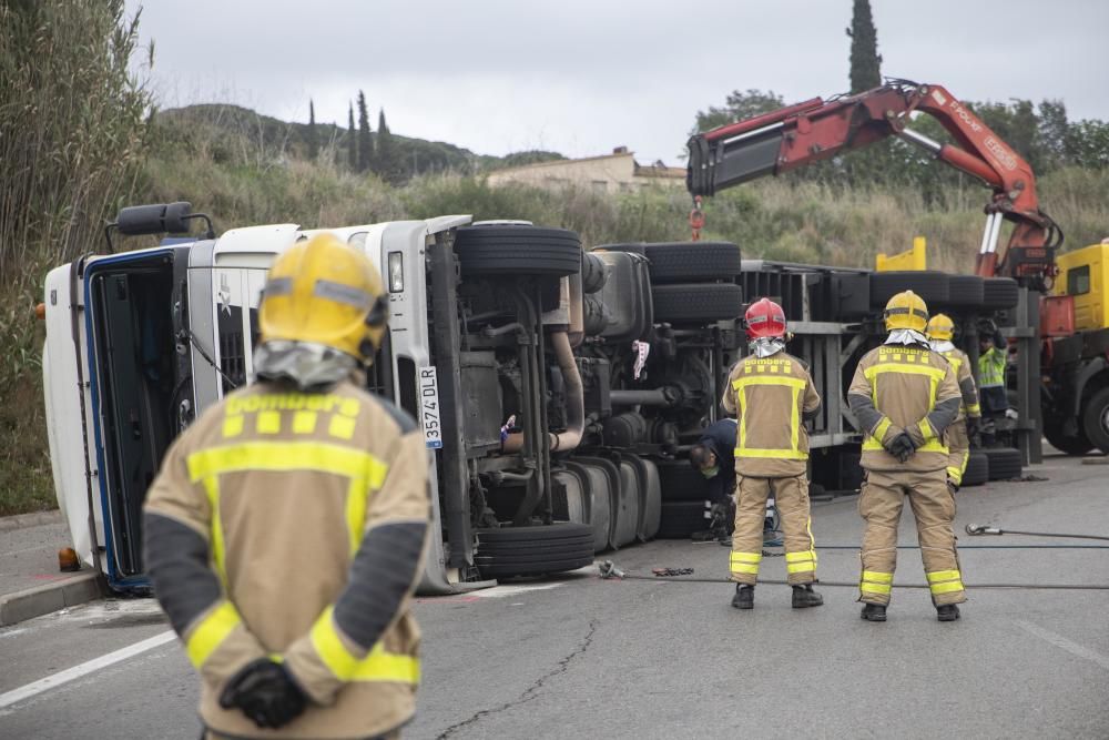 Bolca un camió i fa tallar la GI-600 a Blanes