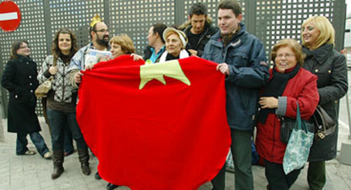 Seguidors d’’Aquí hay tomate’ es concentren aquesta tarda a les portes de Tele 5. Seguidors d’’Aquí hay tomate’ es concentren aquesta tarda a les portes de Tele 5.