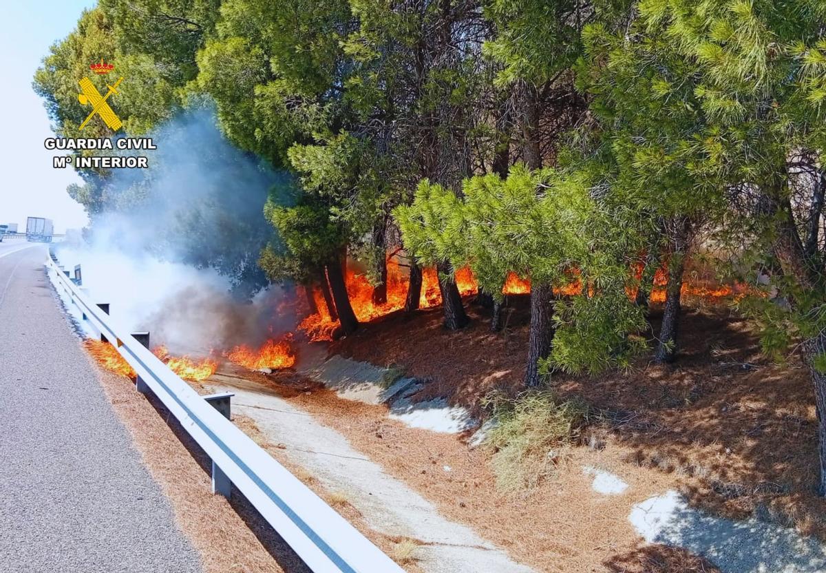En imágenes I Un incendio en la AP-2, en Zaragoza, obliga a cortar el tráfico En imágenes I Un incendio en la AP-2, en Zaragoza, obliga a cortar el tráfico