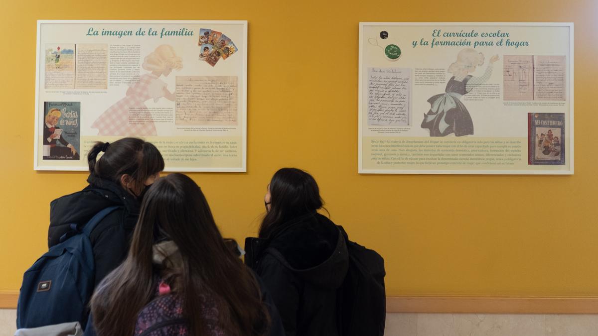 Un grupo de alumnos visita la exposición de la Escuela de Magisterio.