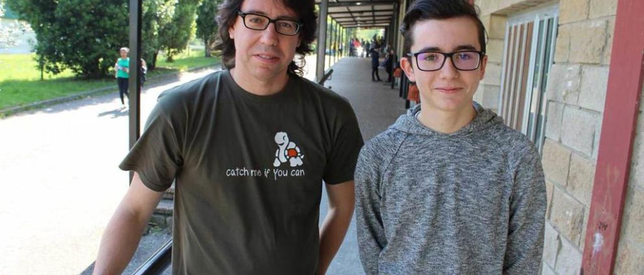 Nacho Rodríguez, junto al alumno Jorge Chapero, en el patio del instituto veigueño. tania cascudo