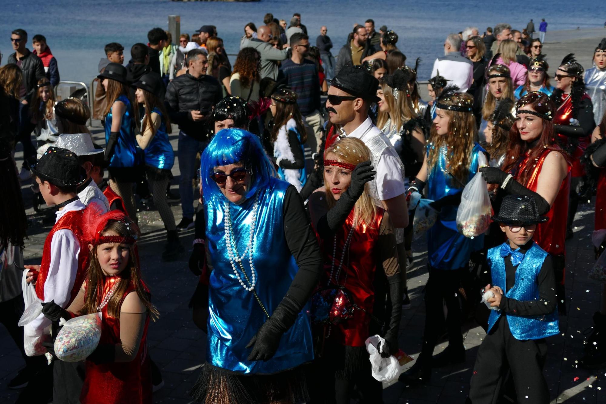 L'Escala s'acoloreix amb la rua de carnaval