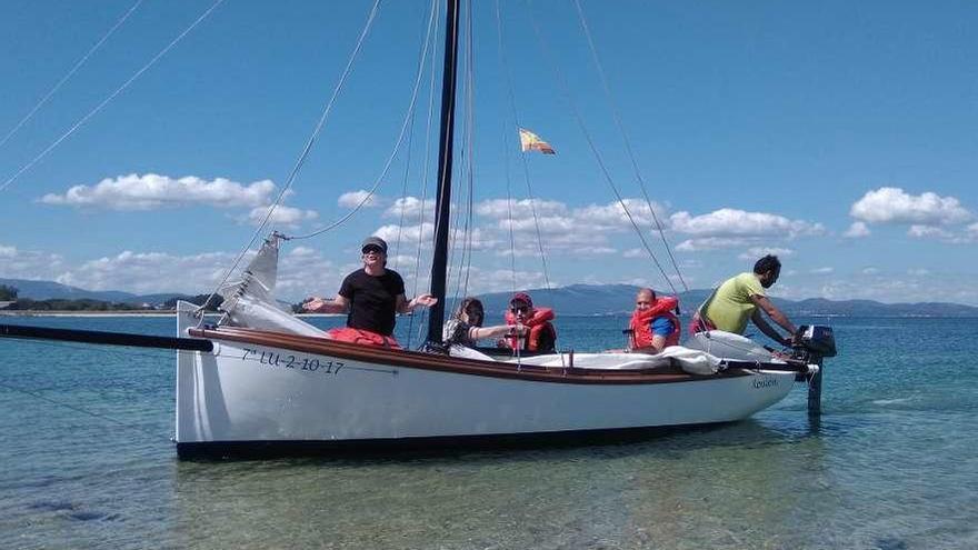 Las dornas también fueron parte protagonista de la jornada por A Illa. // FdV