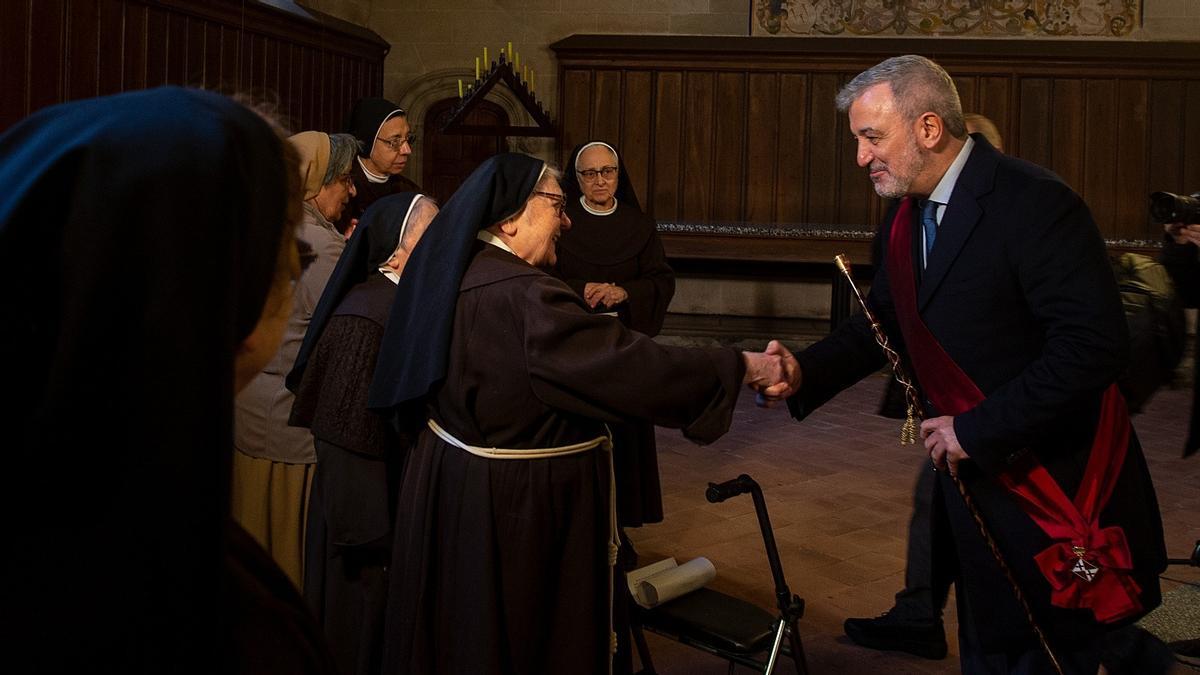 Collboni saluda a Montserrat Casas, abadesa del Monasterio de Pedralbes.
