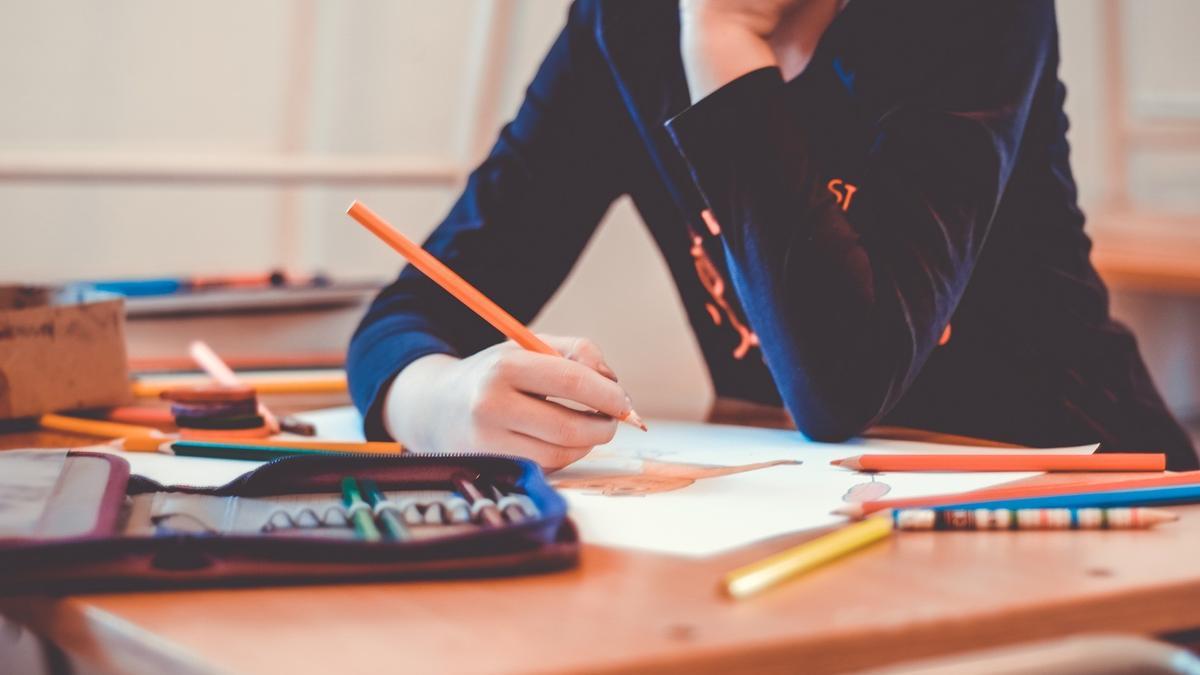 Una alumna estudia tras el colegio.