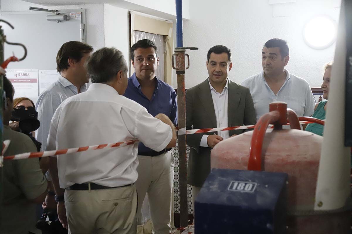 Juanma Moreno visita la Fuensanta para ver el estado de las obras de los ascensores del barrio (18).JPG