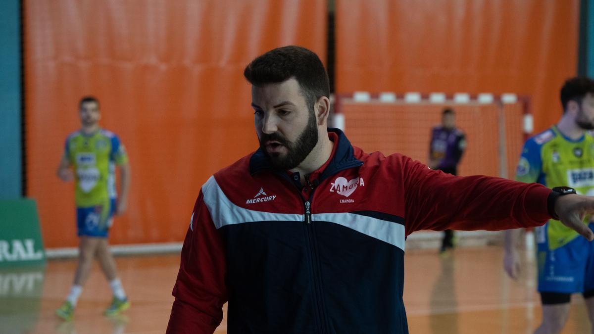 Iván López, entrenador del BM Zamora Enamora.