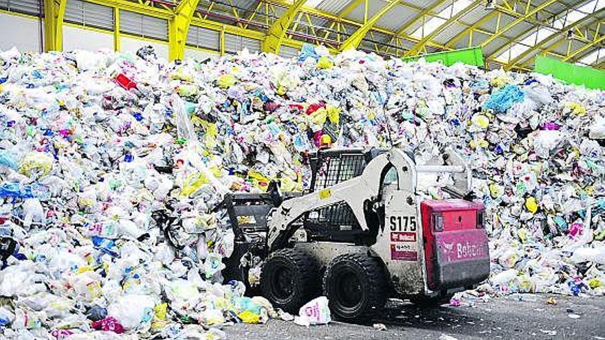 Miles de bolsas de basura y residuos, en una nave de Cogersa.