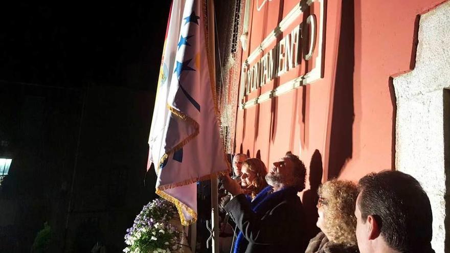 Navia vive &quot;un día histórico&quot; al recibir la bandera de &quot;Villa europea del deporte&quot;