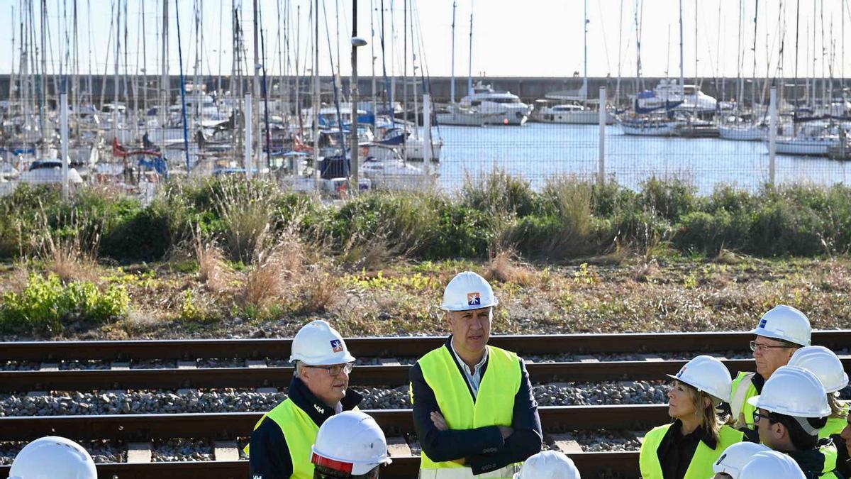 Visita de Albiol al tramo de vías que se elevará para dejar pasar el agua del mar y culminar así el Canal del Gorg