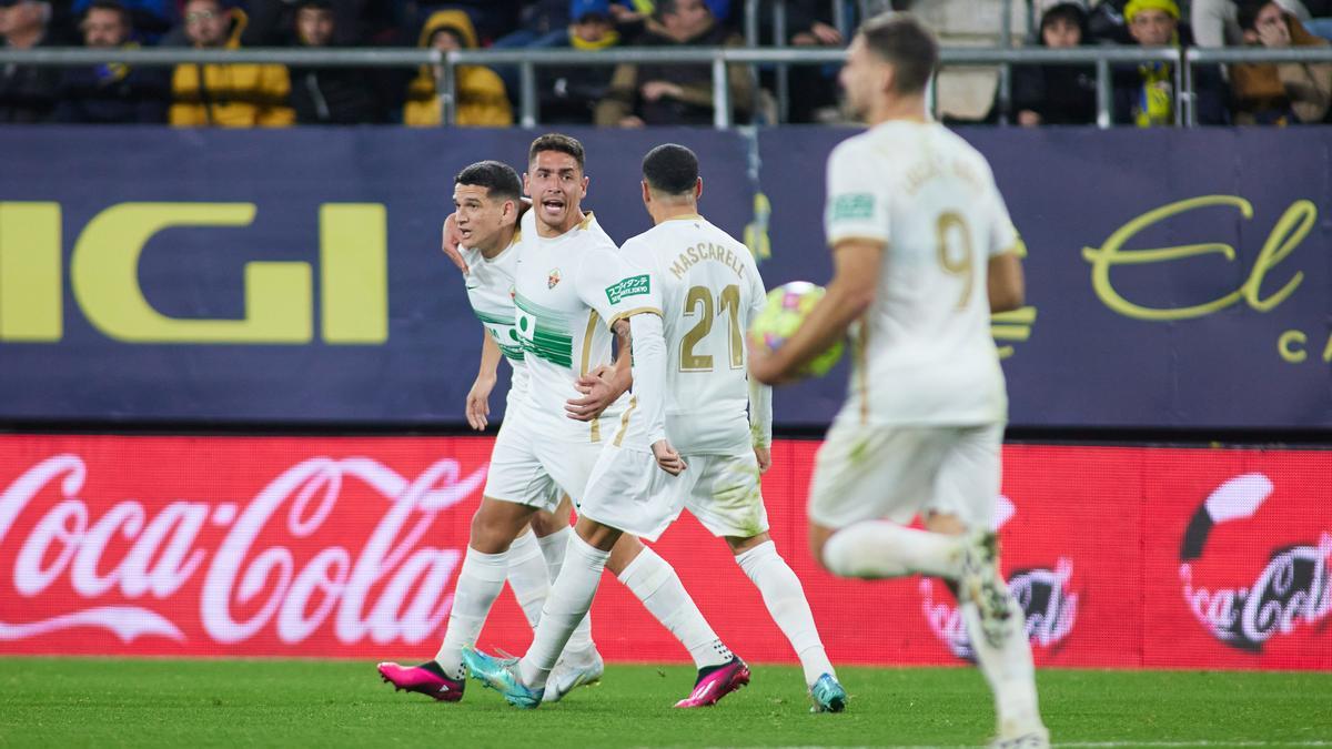 Ponce celebra con Lautaro y Mascarell el gol del empate contra el Cádiz