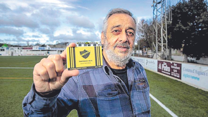 Llorenç Meco posa con su carnet de socio número 1.